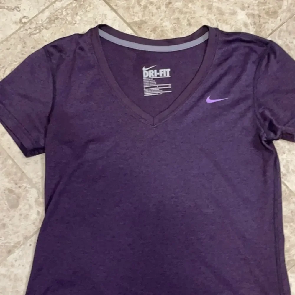 Nike Dri-Fit Training T-Shirt V Neck Purple Top Woman Small Short Sleeve